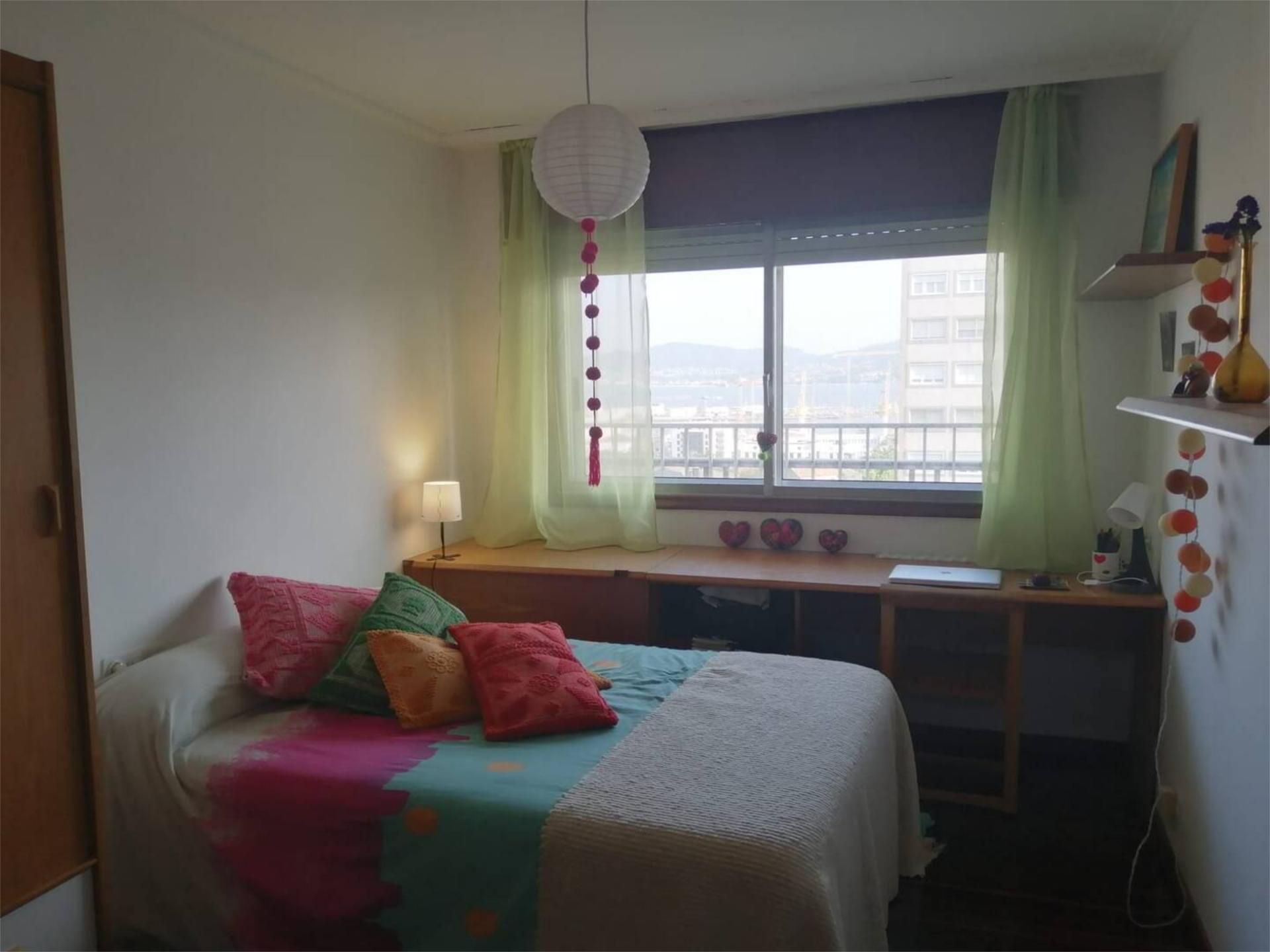 Bedroom of Flat to share in Vigo   with Heating, Parquet flooring and Furnished