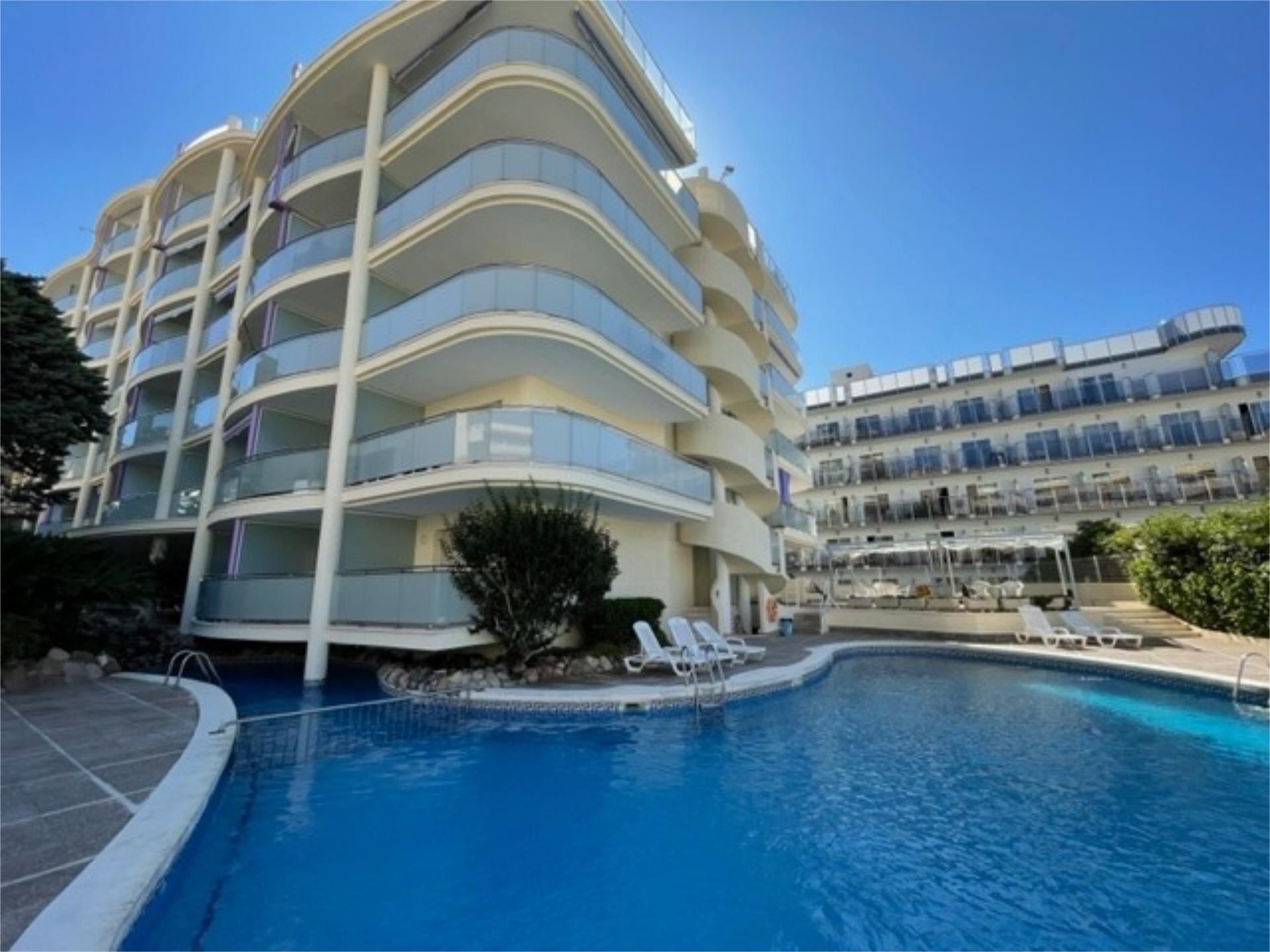 Piscina de Pis de lloguer en Salou amb Aire condicionat, Calefacció i Jardí privat