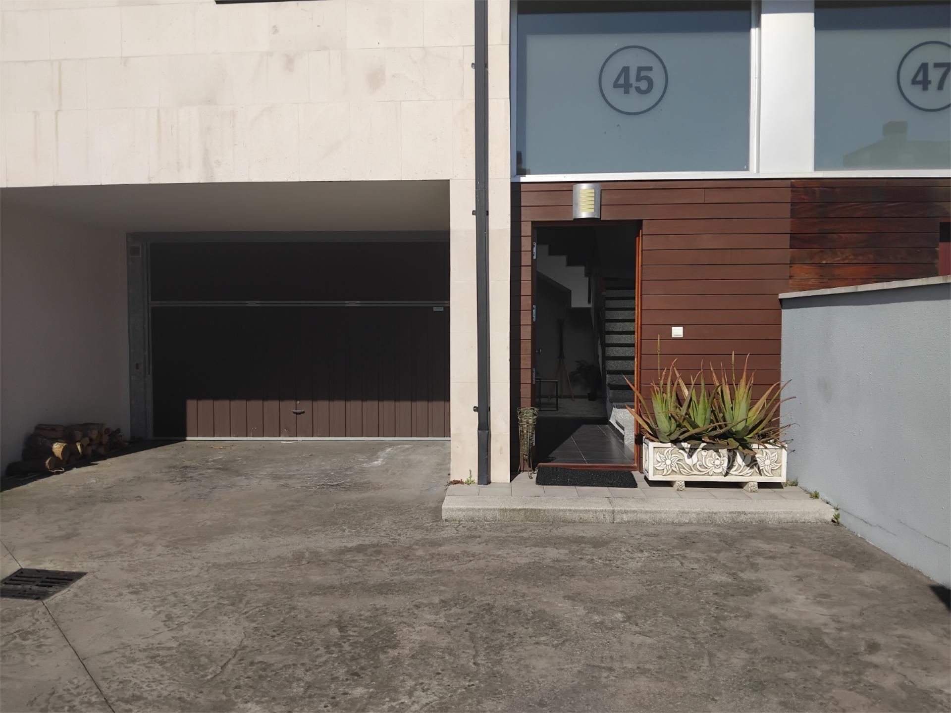 Exterior view of Single-family semi-detached for sale in Derio  with Terrace and Balcony
