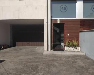 Exterior view of Single-family semi-detached for sale in Derio  with Terrace and Balcony