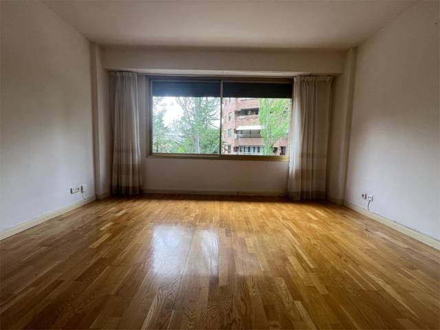 Piso en Alquiler en Calle de la Infanta María Teresa, 7 en Hispanoamérica - Bernabéu