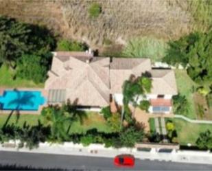 Vista exterior de Casa o xalet en venda en Estepona amb Aire condicionat, Calefacció i Jardí privat
