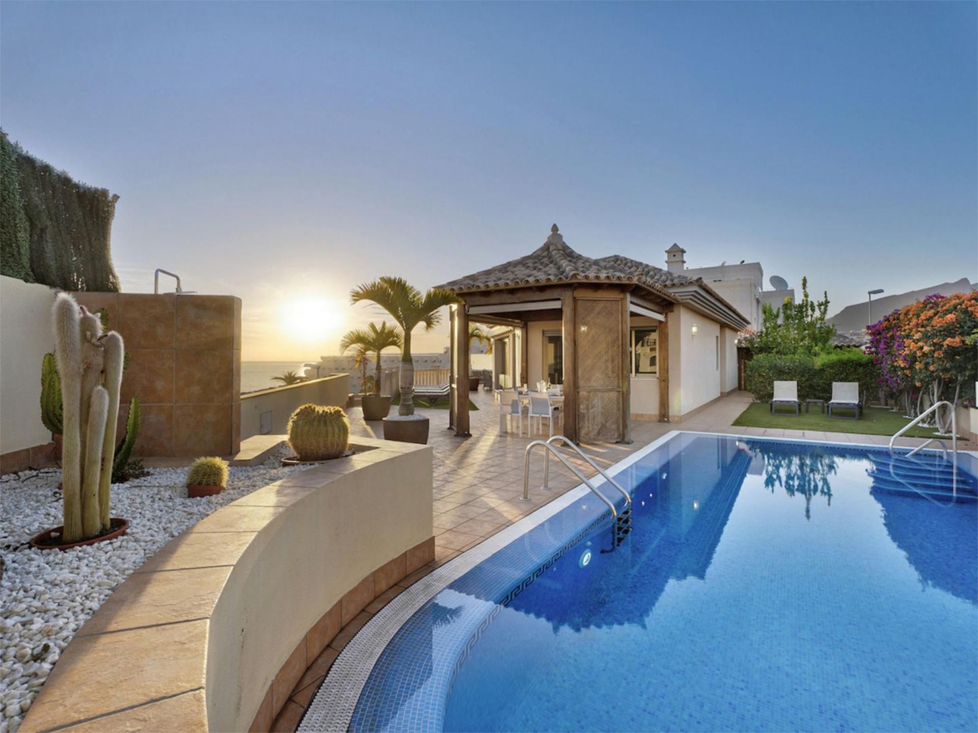 Vista exterior de Casa o xalet de lloguer en Santiago del Teide amb Aire condicionat, Jardí privat i Terrassa