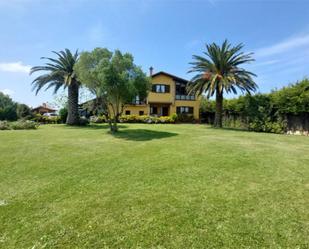 Jardí de Casa o xalet en venda en Suances amb Terrassa i Balcó