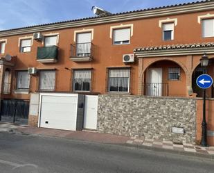 Vista exterior de Casa adosada en venda en Cúllar Vega amb Aire condicionat, Terrassa i Balcó