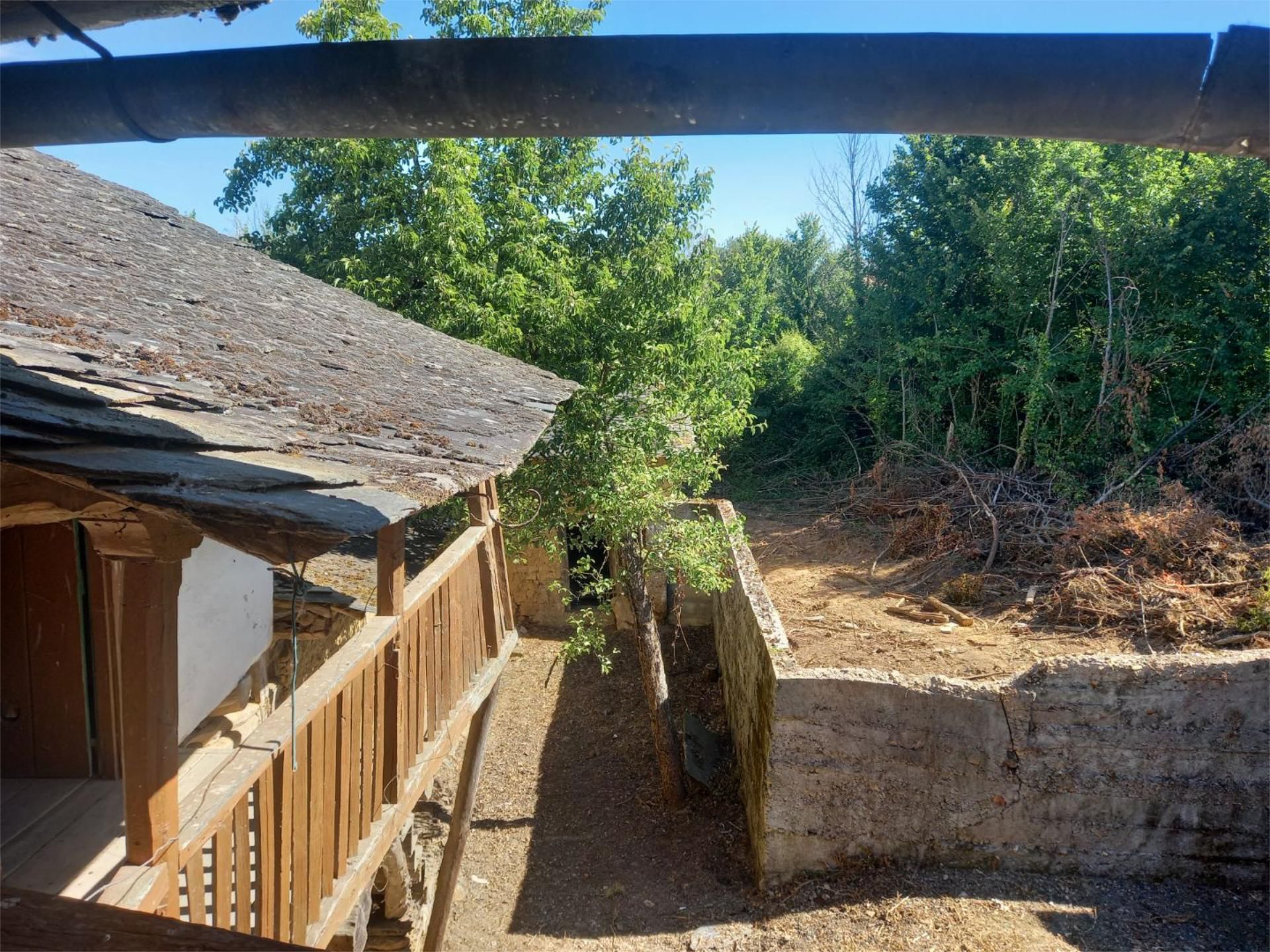 Vista exterior de Casa o xalet en venda en Arganza amb Calefacció, Jardí privat i Moblat