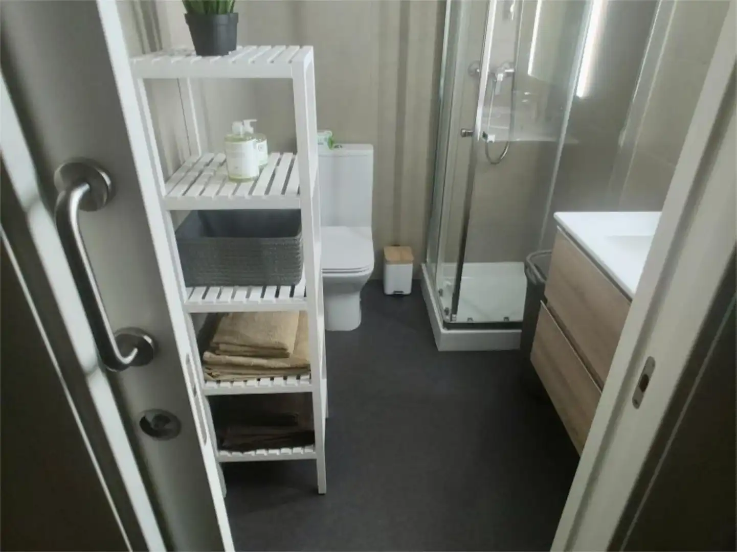 Flat for sale in Carrer de la Creu Roja, 1, Barrio de la Luz Bathroom of Flat for sale in Xirivella with Air Conditioner, Heating and Private garden