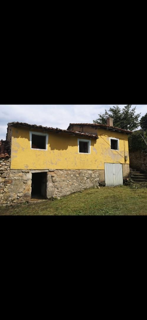 Exterior view of Single-family semi-detached for sale in Belmonte de Miranda  with Private garden