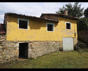 Vista exterior de Casa adosada en venda en Belmonte de Miranda amb Jardí privat