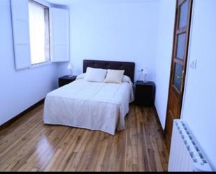 Dormitori de Pis de lloguer en Santiago de Compostela  amb Calefacció, Parquet i Moblat