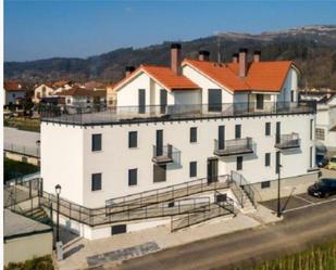 Vista exterior de Pis en venda en Cabezón de la Sal amb Calefacció, Parquet i Terrassa