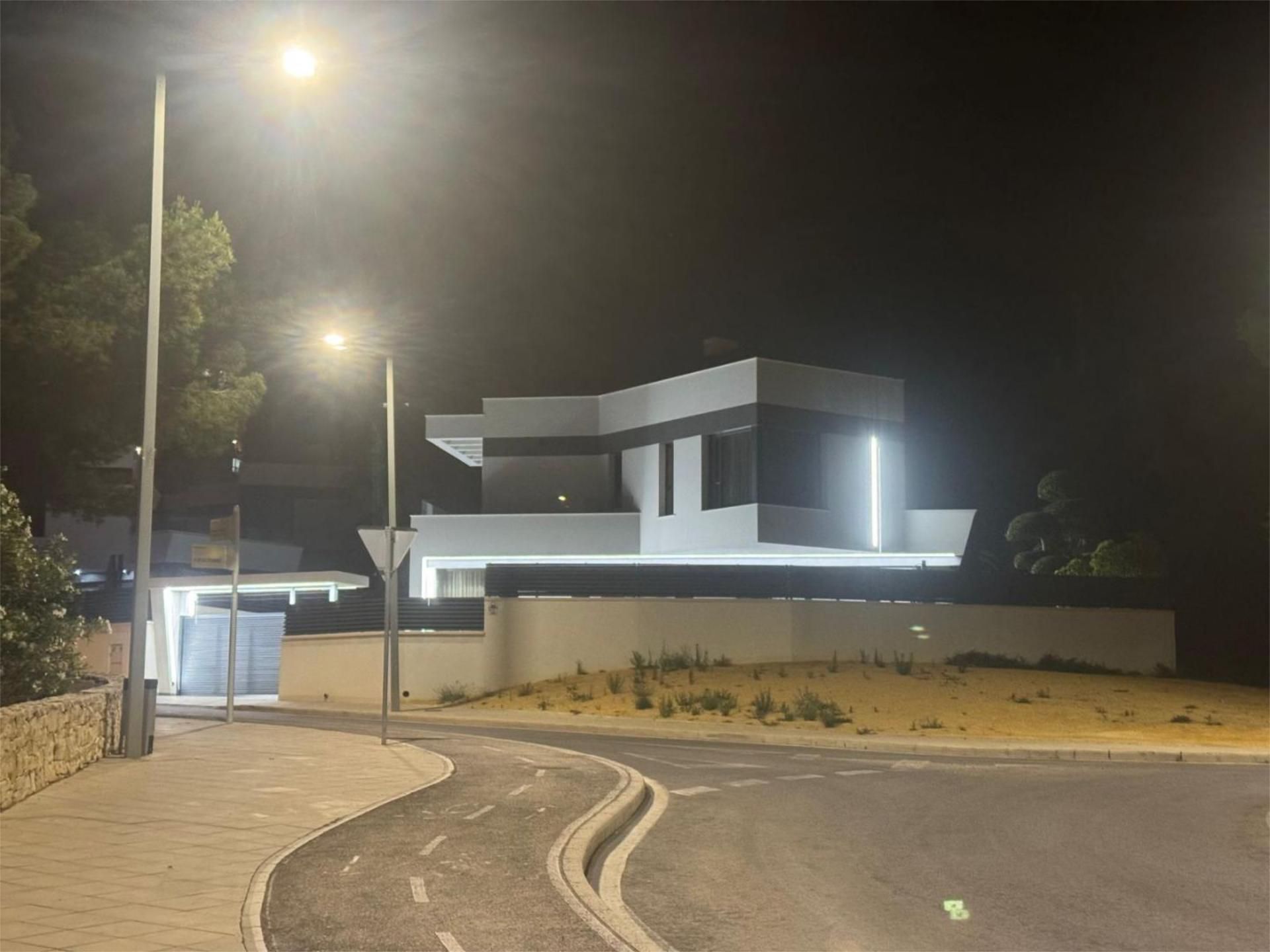Vista exterior de Casa o xalet en venda en Benidorm amb Aire condicionat, Calefacció i Jardí privat