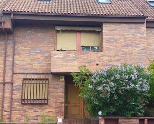 Exterior view of Single-family semi-detached for sale in Majadahonda  with Terrace, Swimming Pool and Balcony