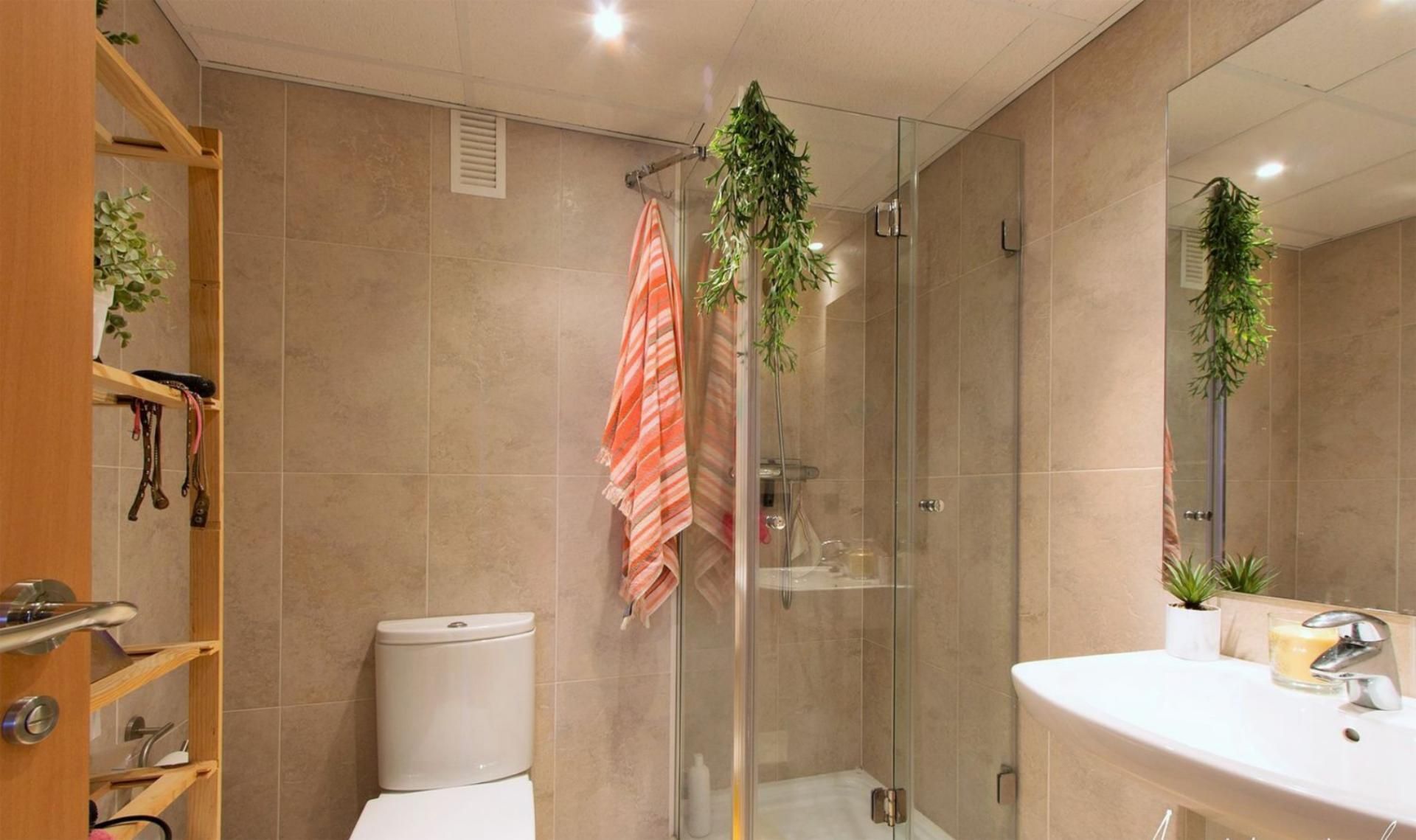 Bathroom of Apartment to rent in  Logroño  with Air Conditioner, Heating and Parquet flooring
