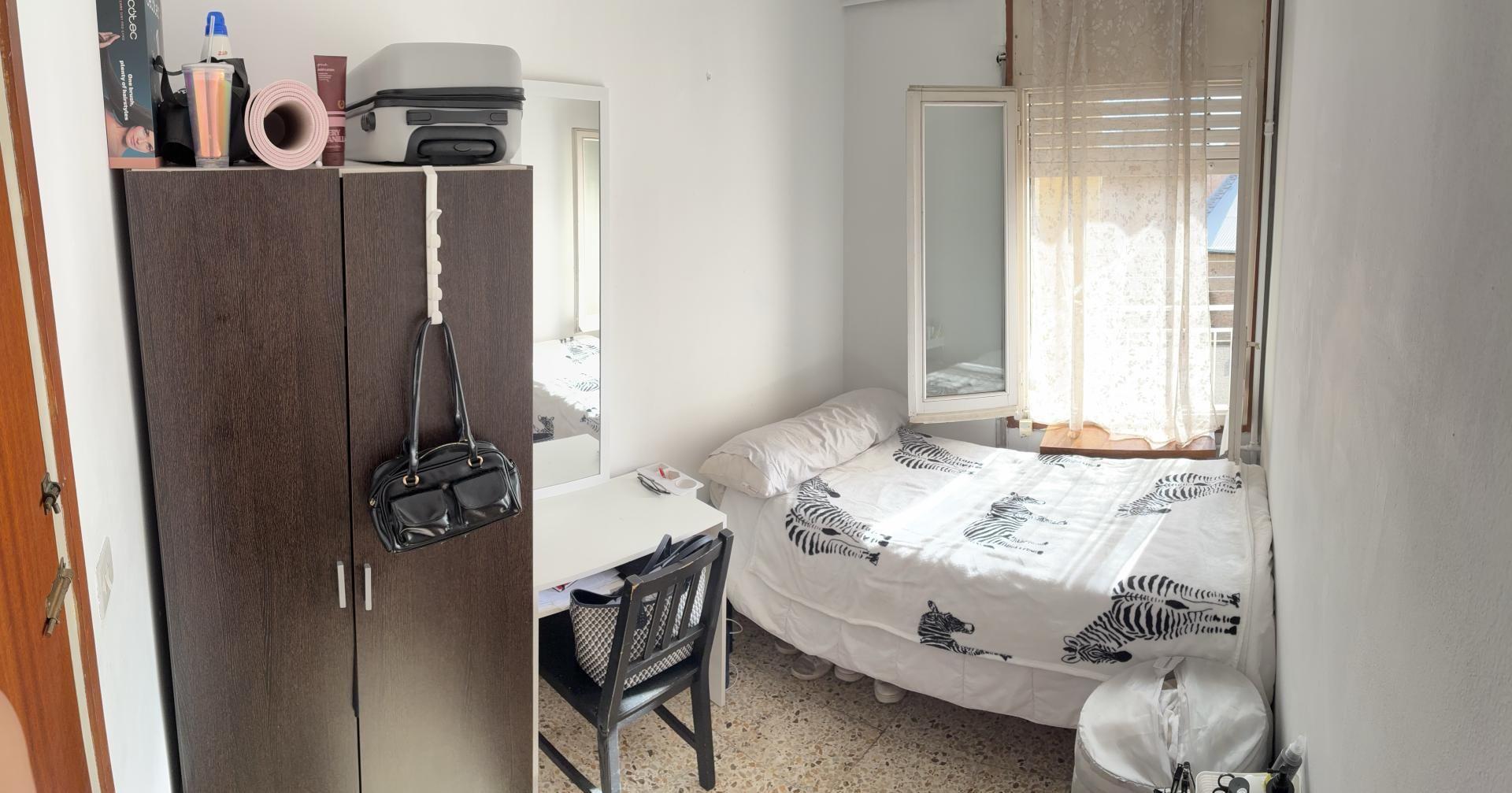 Bedroom of Flat to share in Vic  with Heating, Parquet flooring and Furnished