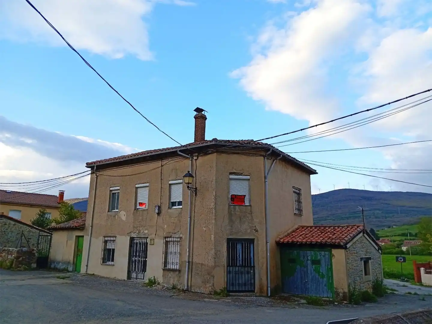 Vista exterior de Finca rústica en venda en Barruelo de Santullán amb Jardí privat, Parquet i Traster