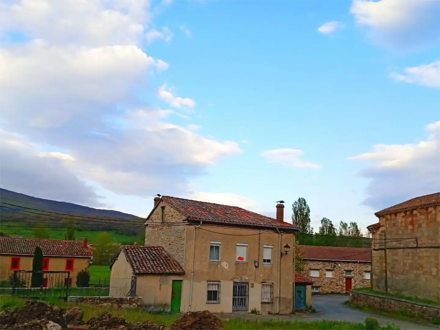Vista exterior de Finca rústica en venda en Barruelo de Santullán amb Jardí privat, Parquet i Traster