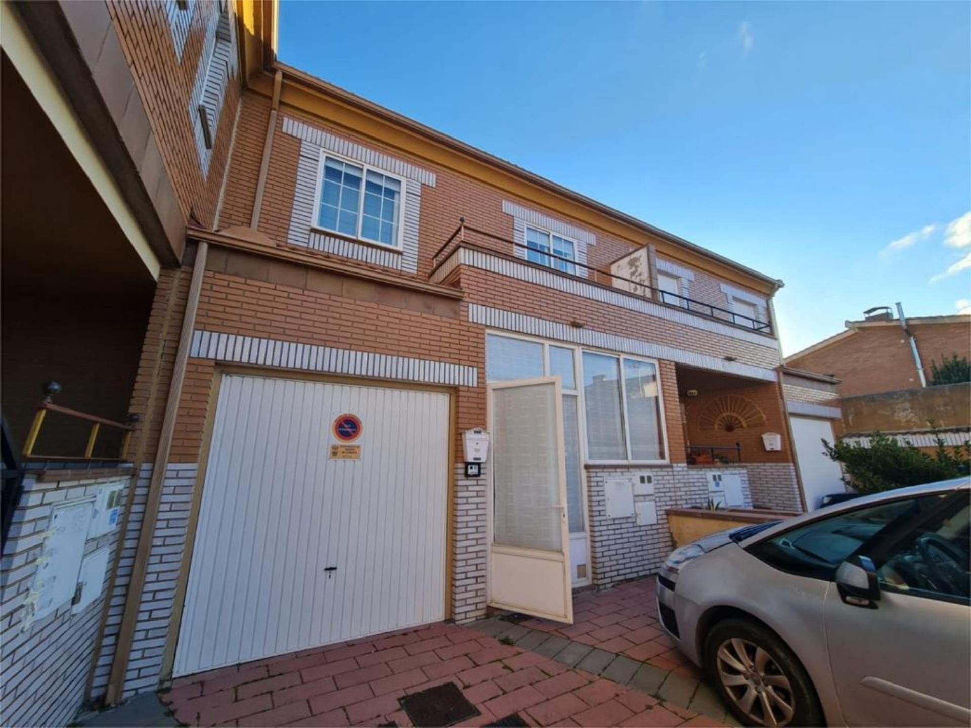 Vista exterior de Casa adosada en venda en Tariego de Cerrato amb Calefacció, Aparcament comunitari i Balcó