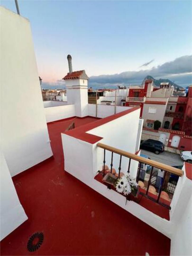 Exterior view of Single-family semi-detached for sale in La Línea de la Concepción  with Terrace and Furnished