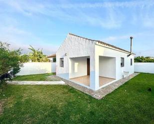 Vista exterior de Casa o xalet de lloguer en Barbate amb Calefacció, Jardí privat i Terrassa
