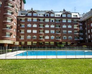 Piscina de Pis de lloguer en Castro-Urdiales amb Calefacció, Jardí privat i Parquet