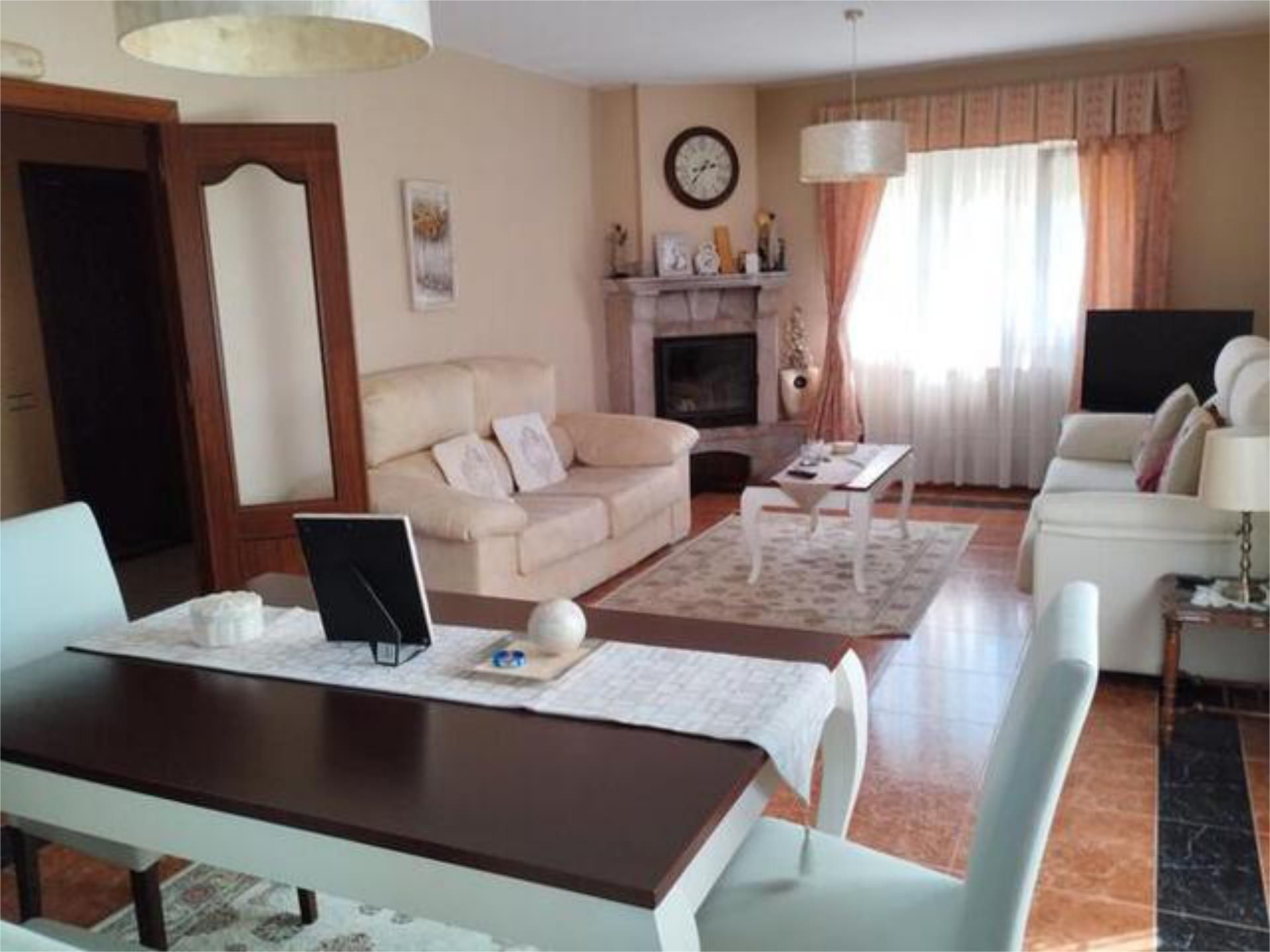Sala d'estar de Casa adosada en venda en Villaviciosa amb Calefacció, Jardí privat i Moblat
