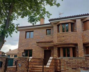 Vista exterior de Casa adosada en venda en Boadilla del Monte amb Calefacció, Jardí privat i Terrassa