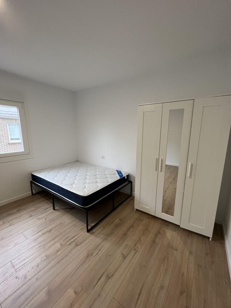 Bedroom of Flat to share in Arteixo  with Parquet flooring, Furnished and Oven
