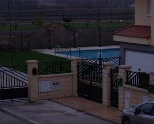 Piscina de Casa o xalet de lloguer en Miranda de Ebro amb Calefacció, Jardí privat i Parquet
