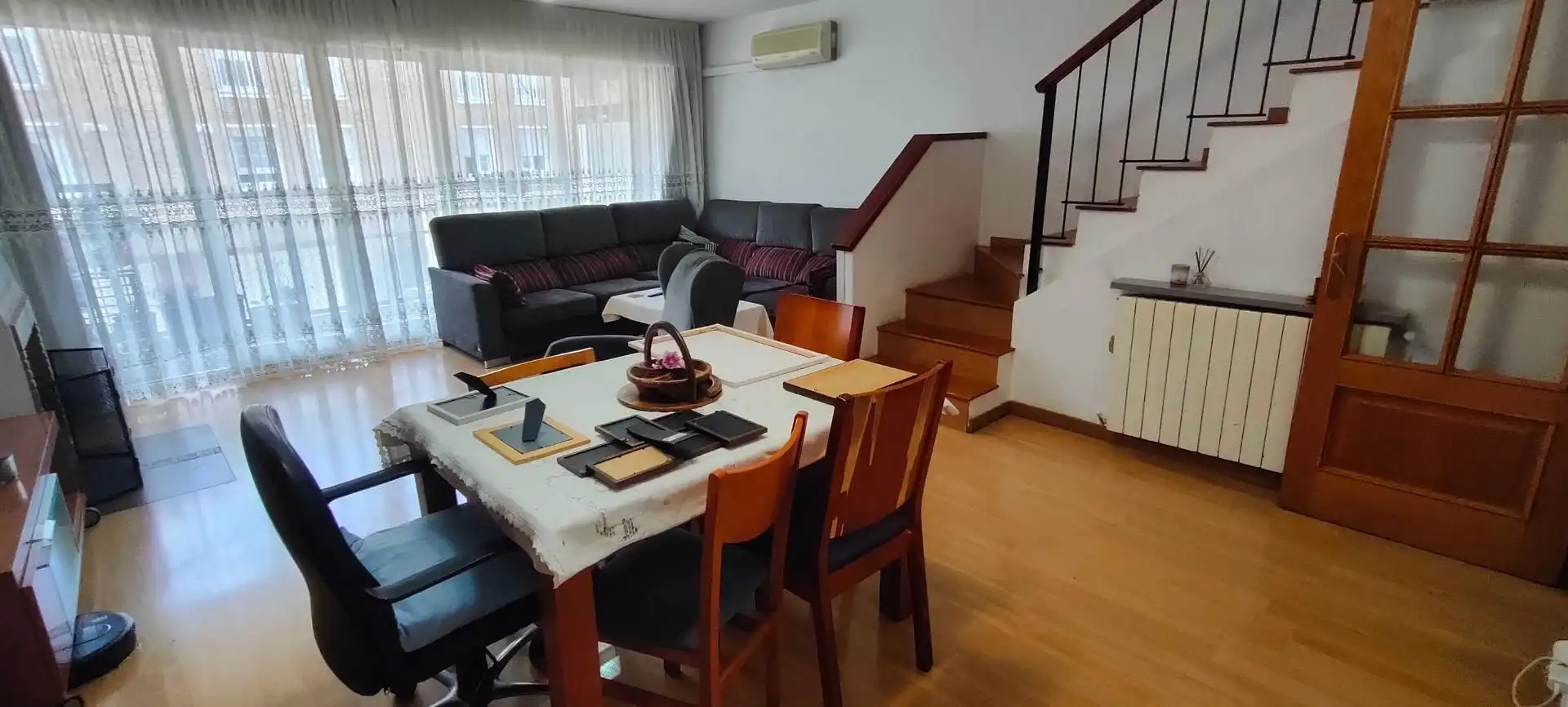 Casa adosada en venda a Carrer del Tibidabo, 33, Les Arenes - La Grípia Can Montllor Sala d'estar de Casa adosada en venda en Terrassa amb Aire condicionat, Terrassa i Piscina