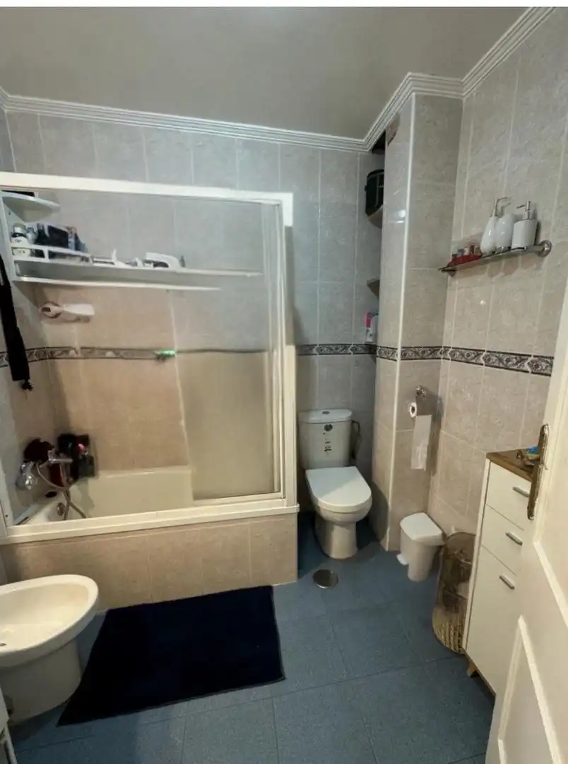 Flat for sale in Calle Salud de los Enfermos, 1, La Oliva Bathroom of Flat for sale in Sevilla with Air Conditioner