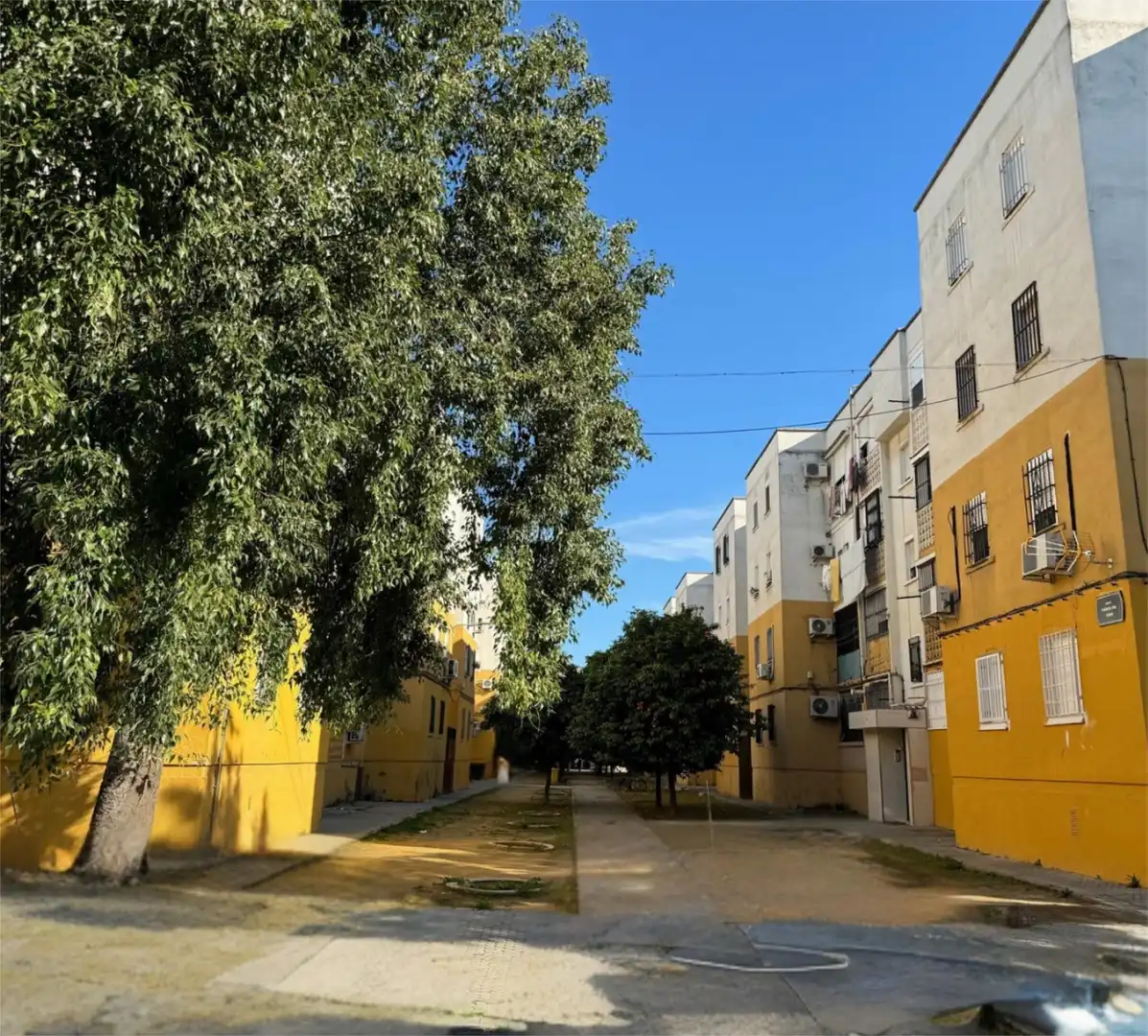 Flat for sale in Calle Salud de los Enfermos, 1, La Oliva Exterior view of Flat for sale in Sevilla with Air Conditioner