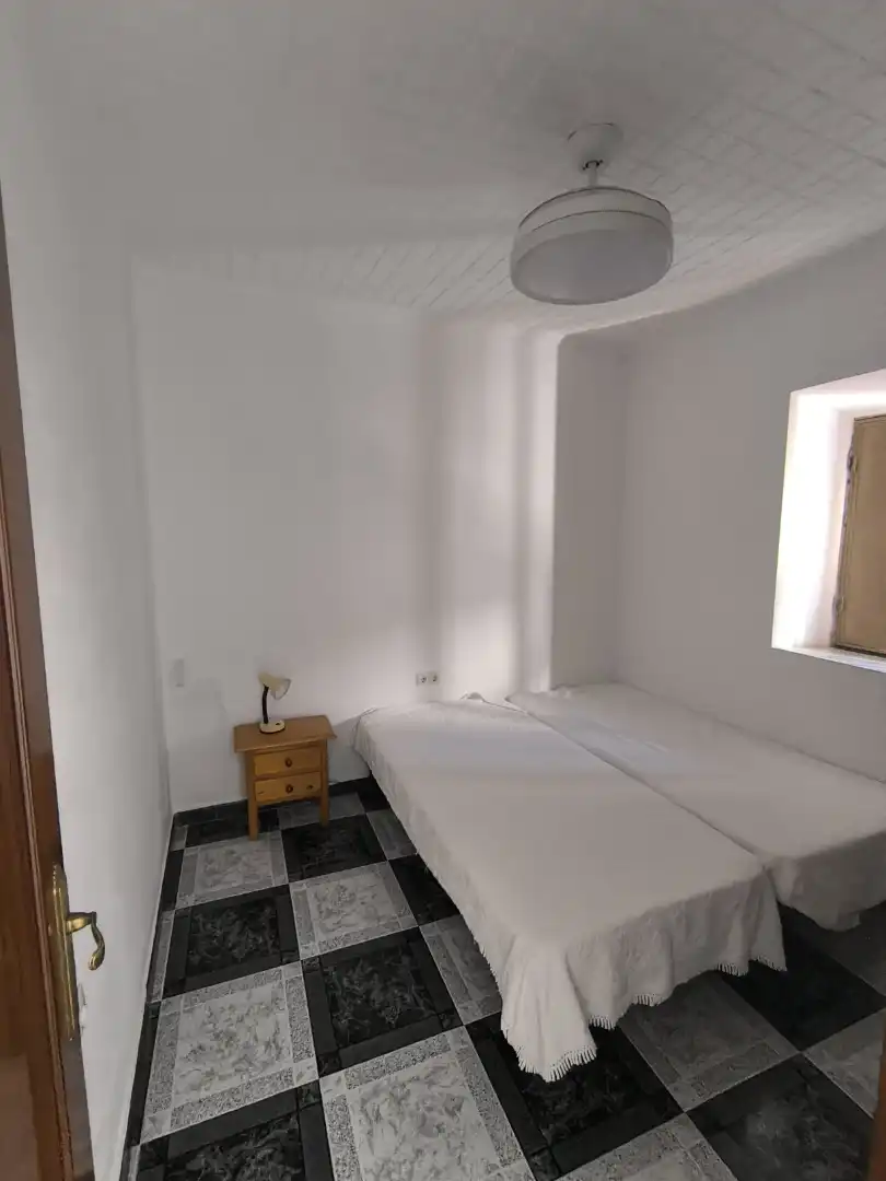 Erdgeschoss zur Miete in Calle Hermanos Pínzón, 36, Santa Olalla del Cala Schlafzimmer von Erdgeschoss zur Miete in Santa Olalla del Cala mit Klimaanlage, Abstellraum und Möbliert