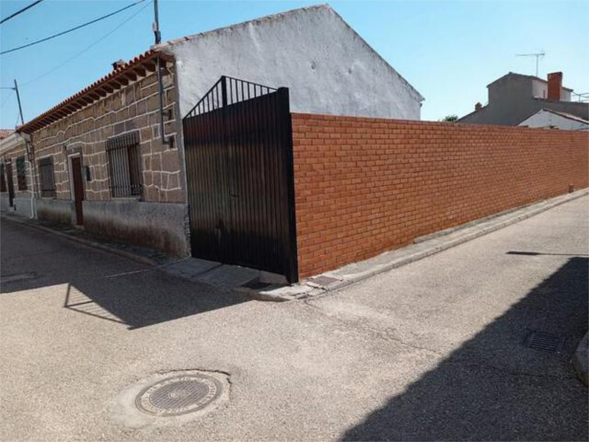Vista exterior de Casa adosada en venda en San Martín de Montalbán amb Jardí privat, Terrassa i Traster