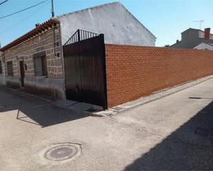 Exterior view of Single-family semi-detached for sale in San Martín de Montalbán  with Private garden, Terrace and Storage room