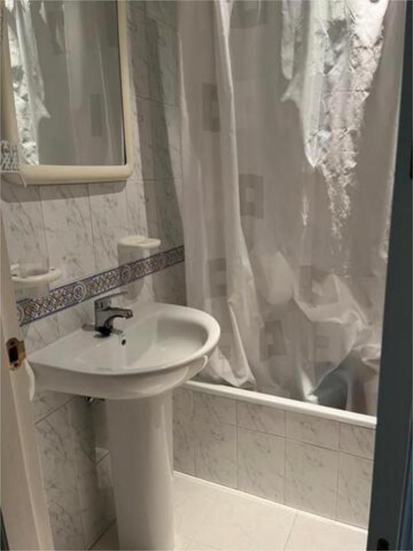 Bany de Apartament de lloguer en Algeciras amb Piscina
