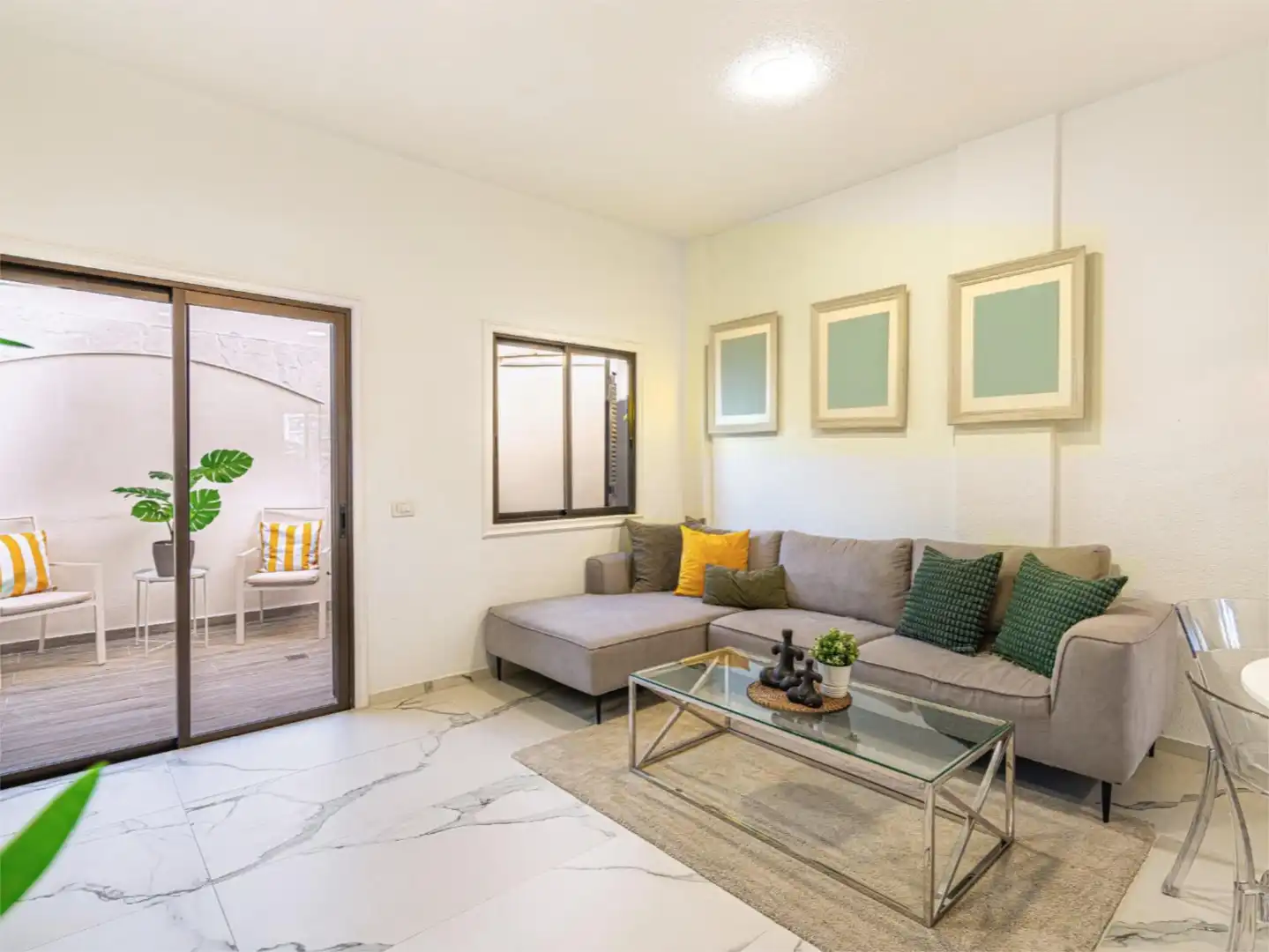 Casa adosada en venta en Calle Armiche, 28, Chayofa Sala de estar de Casa adosada en venta en Arona con Piscina, Amueblado y Videoportero
