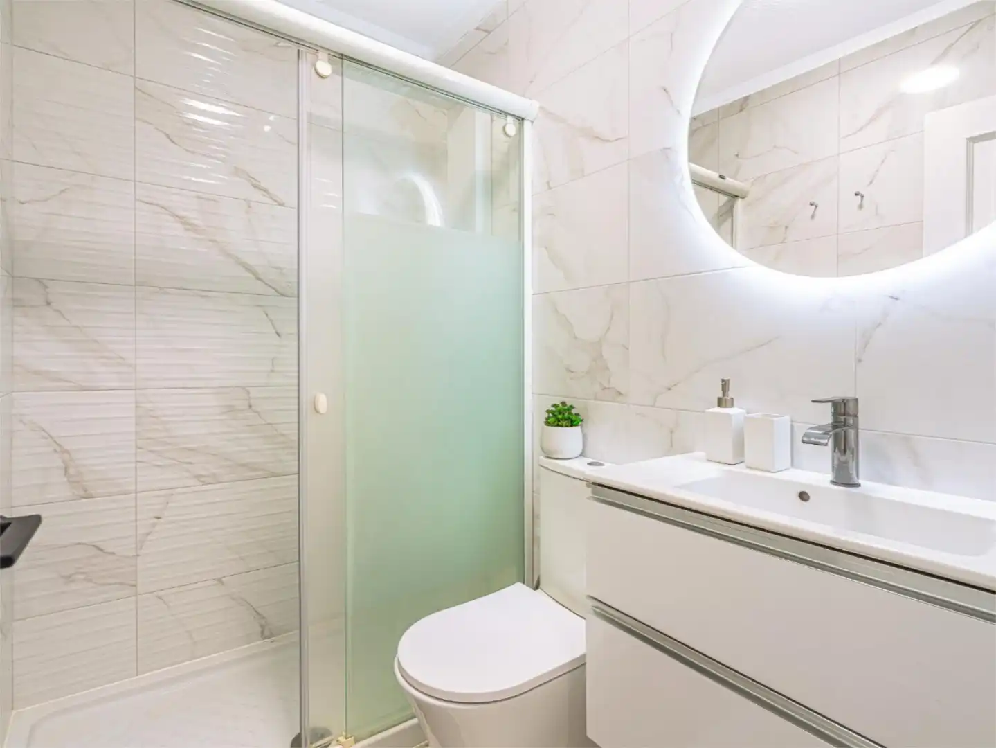 Casa adosada en venta en Calle Armiche, 28, Chayofa Baño de Casa adosada en venta en Arona con Piscina, Amueblado y Videoportero