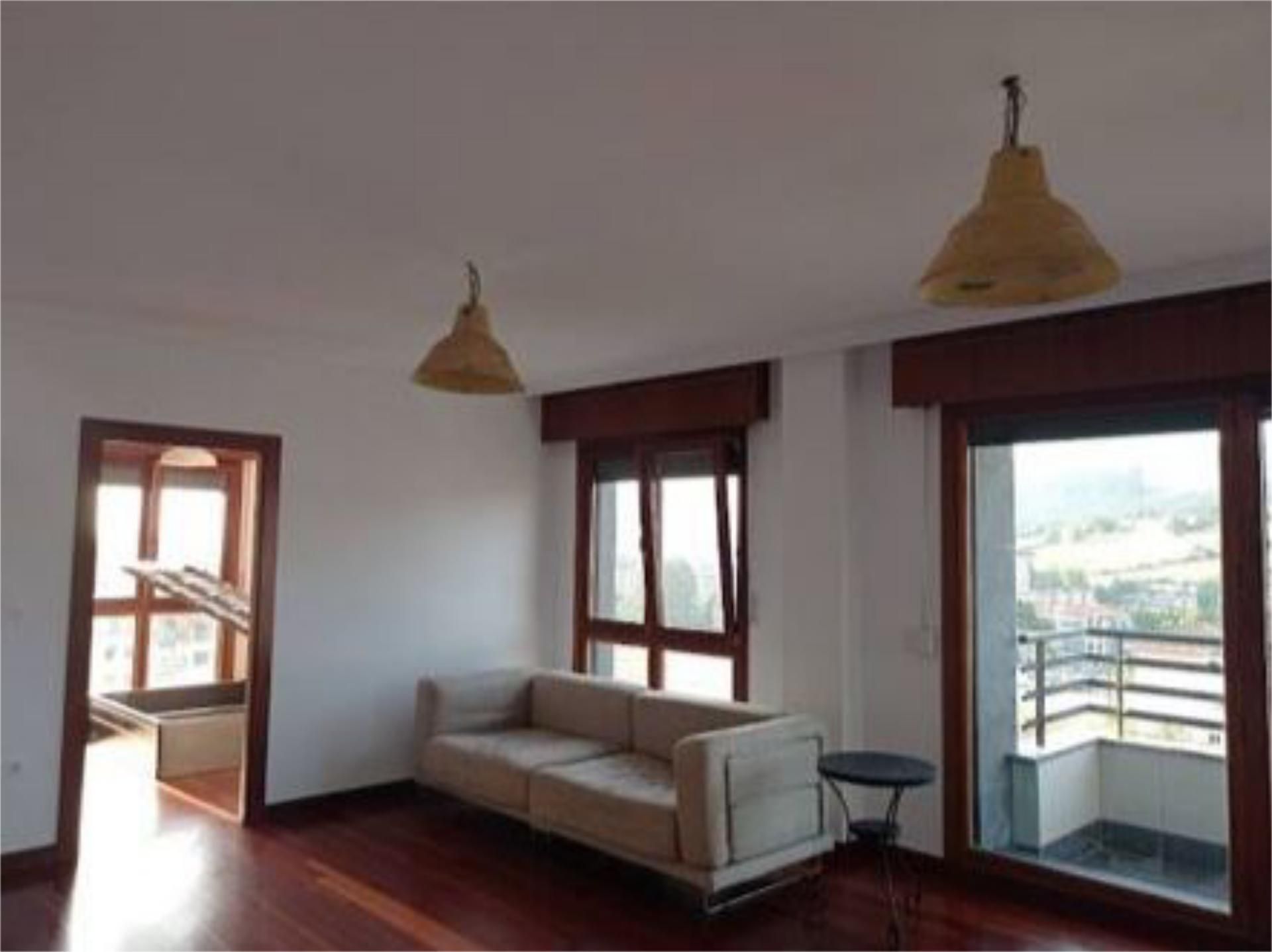 Sala d'estar de Pis de lloguer en Durango amb Calefacció, Parquet i Balcó