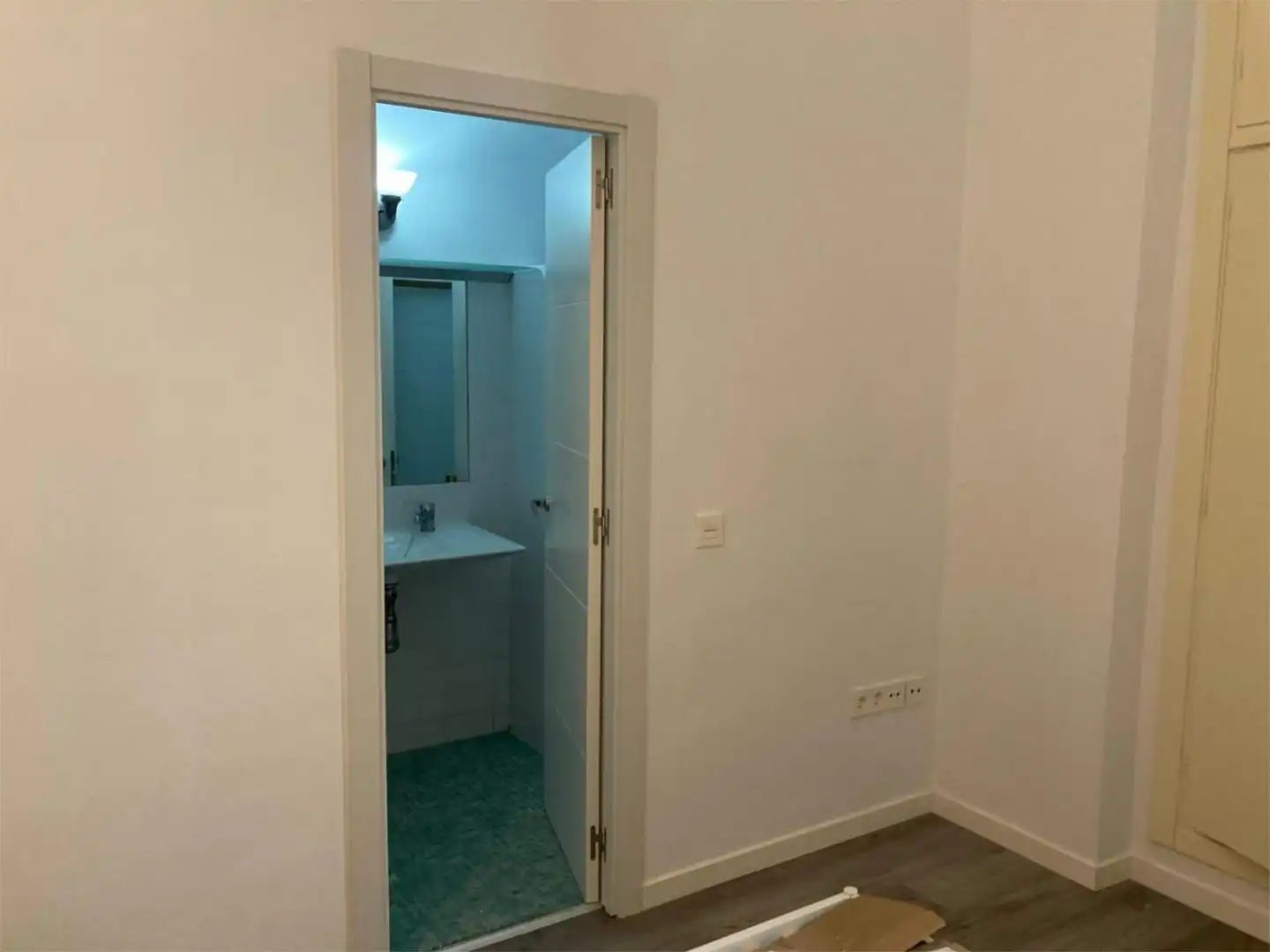 Bathroom of Flat for sale in Sevilla  with Air Conditioner and Parquet flooring