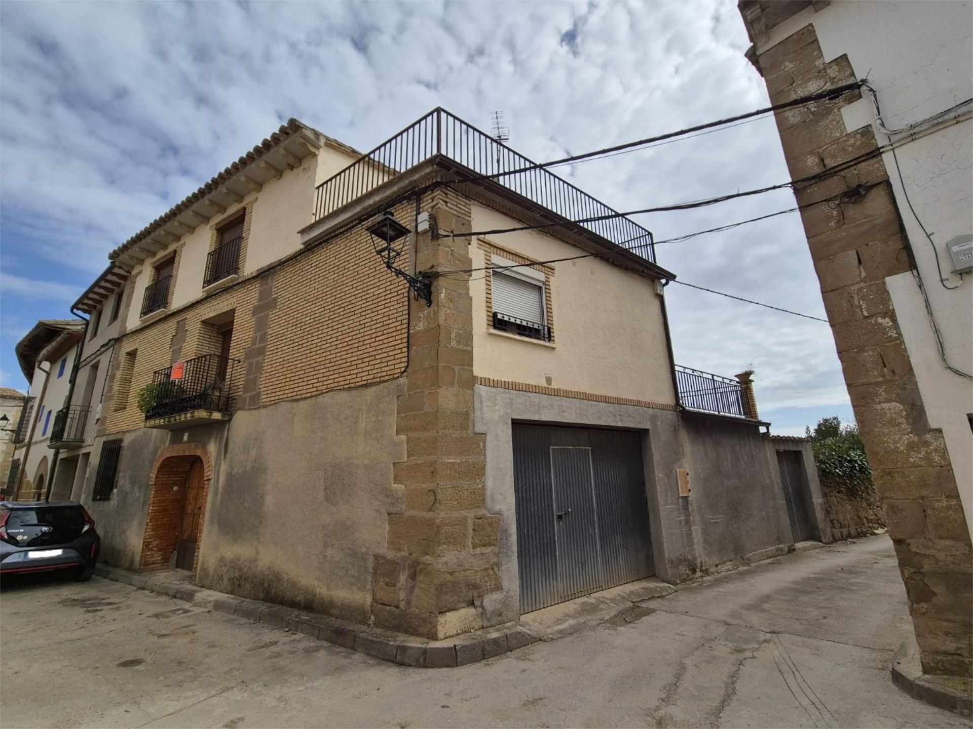 Vista exterior de Casa o xalet en venda en Casbas de Huesca amb Jardí privat, Terrassa i Traster