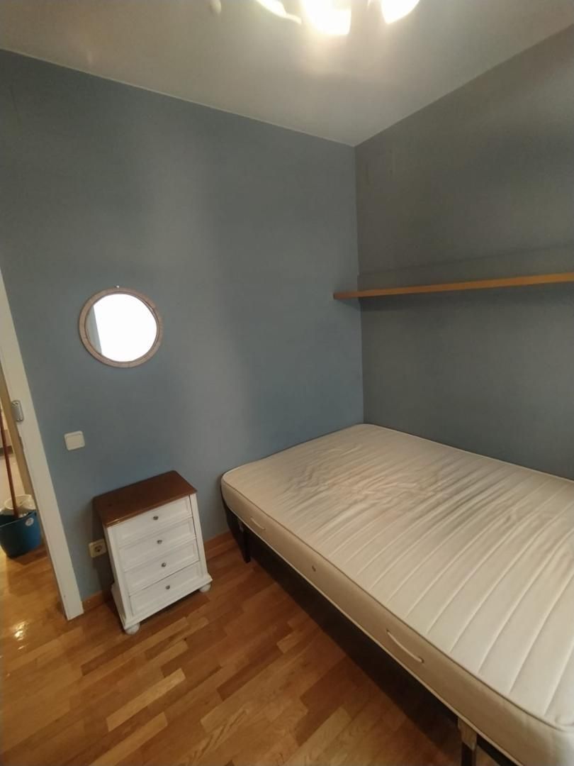 Dormitori de Pis per a compartir en Manresa amb Aire condicionat, Calefacció i Moblat