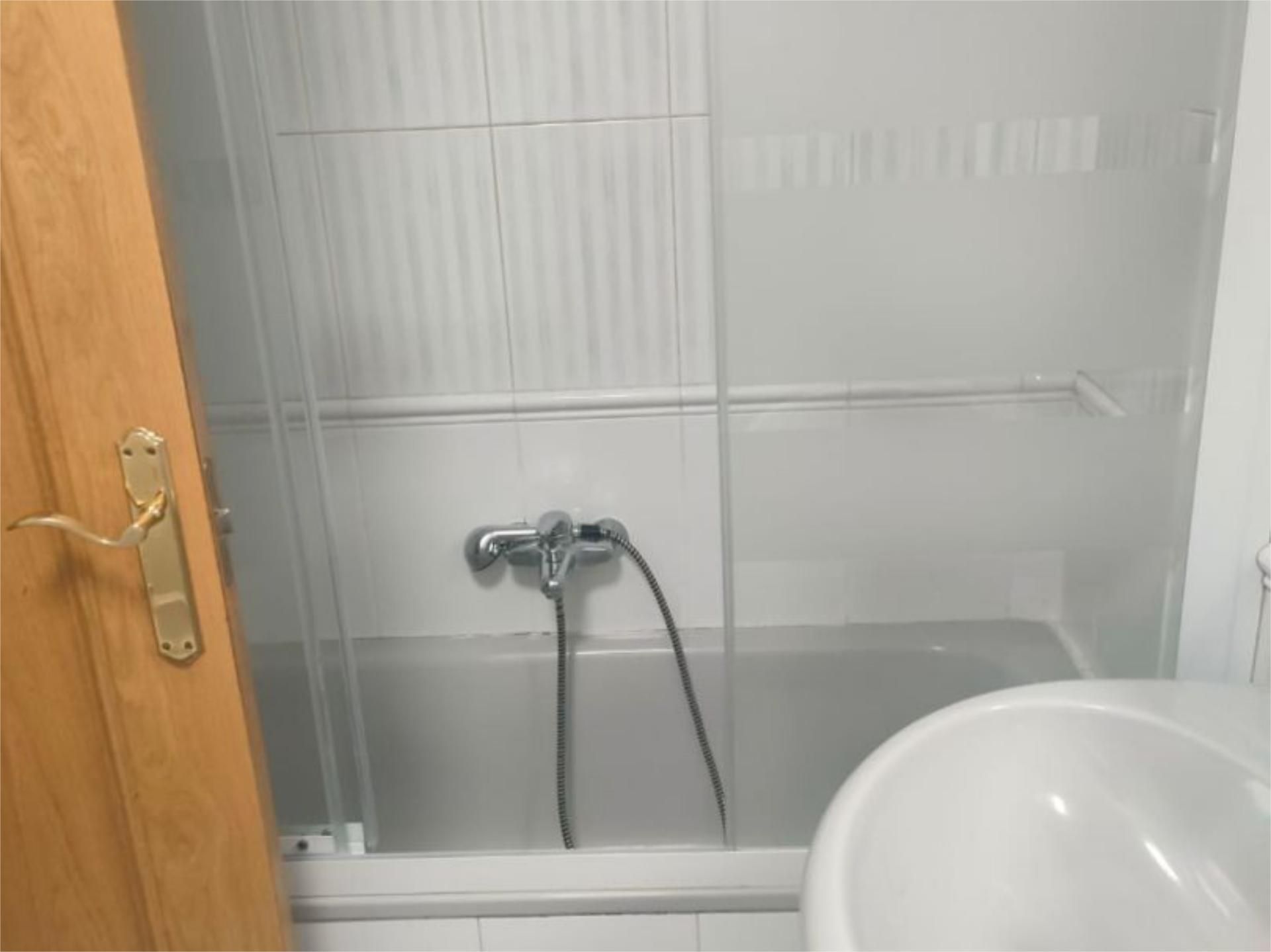 Bany de Pis de lloguer en Burgos Capital amb Calefacció, Parquet i Moblat