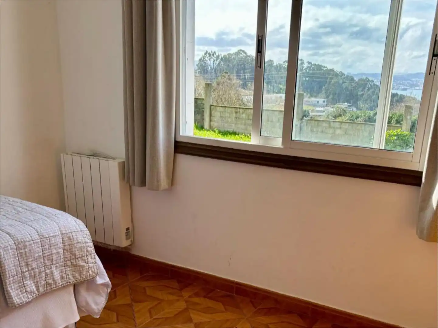 Pis de lloguer a Rúa Cabreira, 559, Maianca Dormitori de Pis de lloguer en Oleiros amb Calefacció, Jardí privat i Terrassa