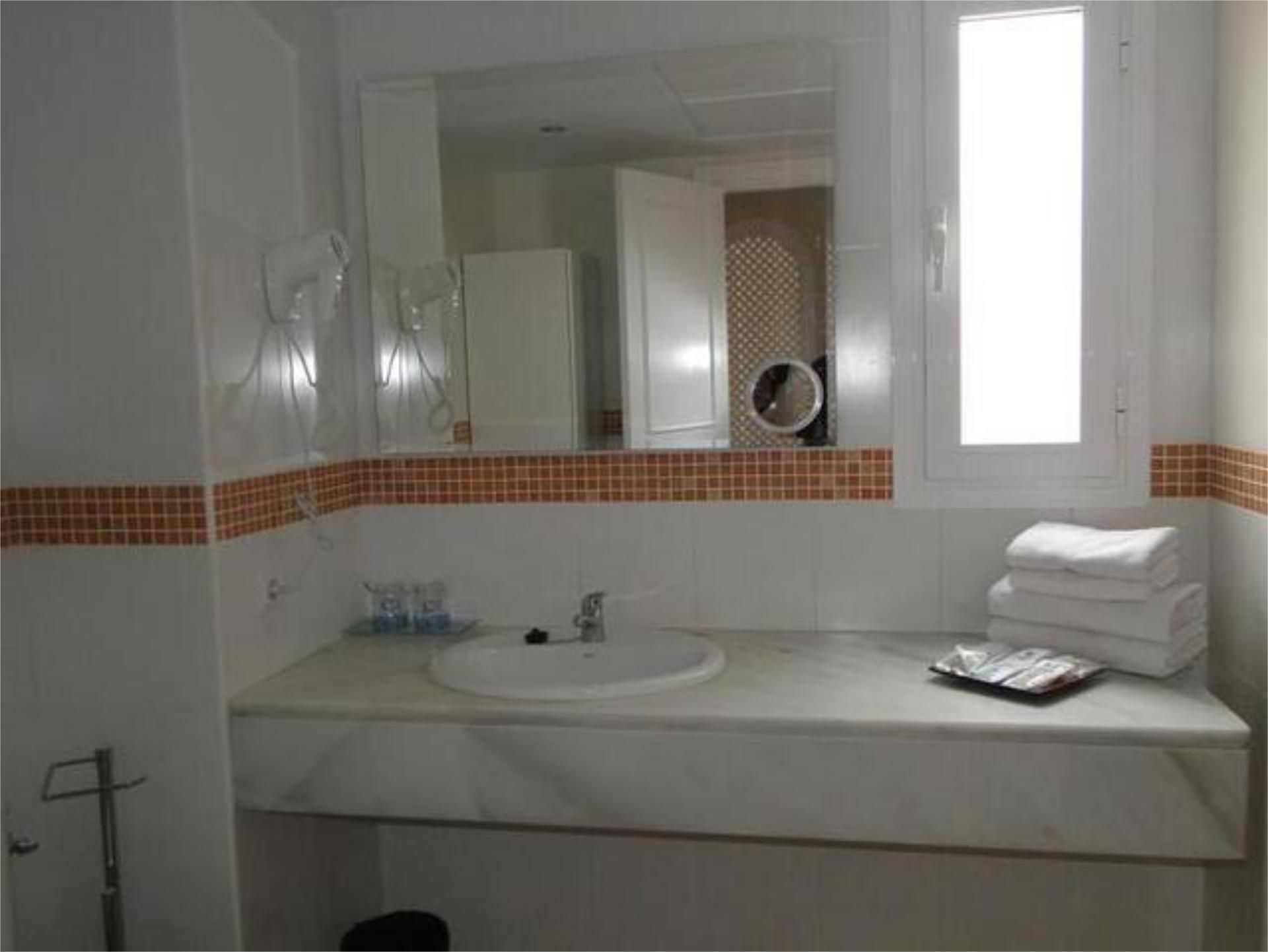 Baño de Apartamento en venta en Roquetas de Mar con Calefacción, Jardín privado y Terraza