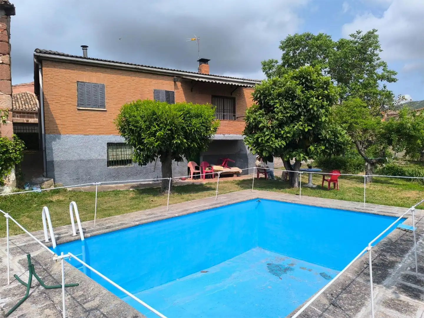 Schwimmbecken von Wohnung zum Verkauf in Hijes mit Heizung, Privatgarten und Terrasse