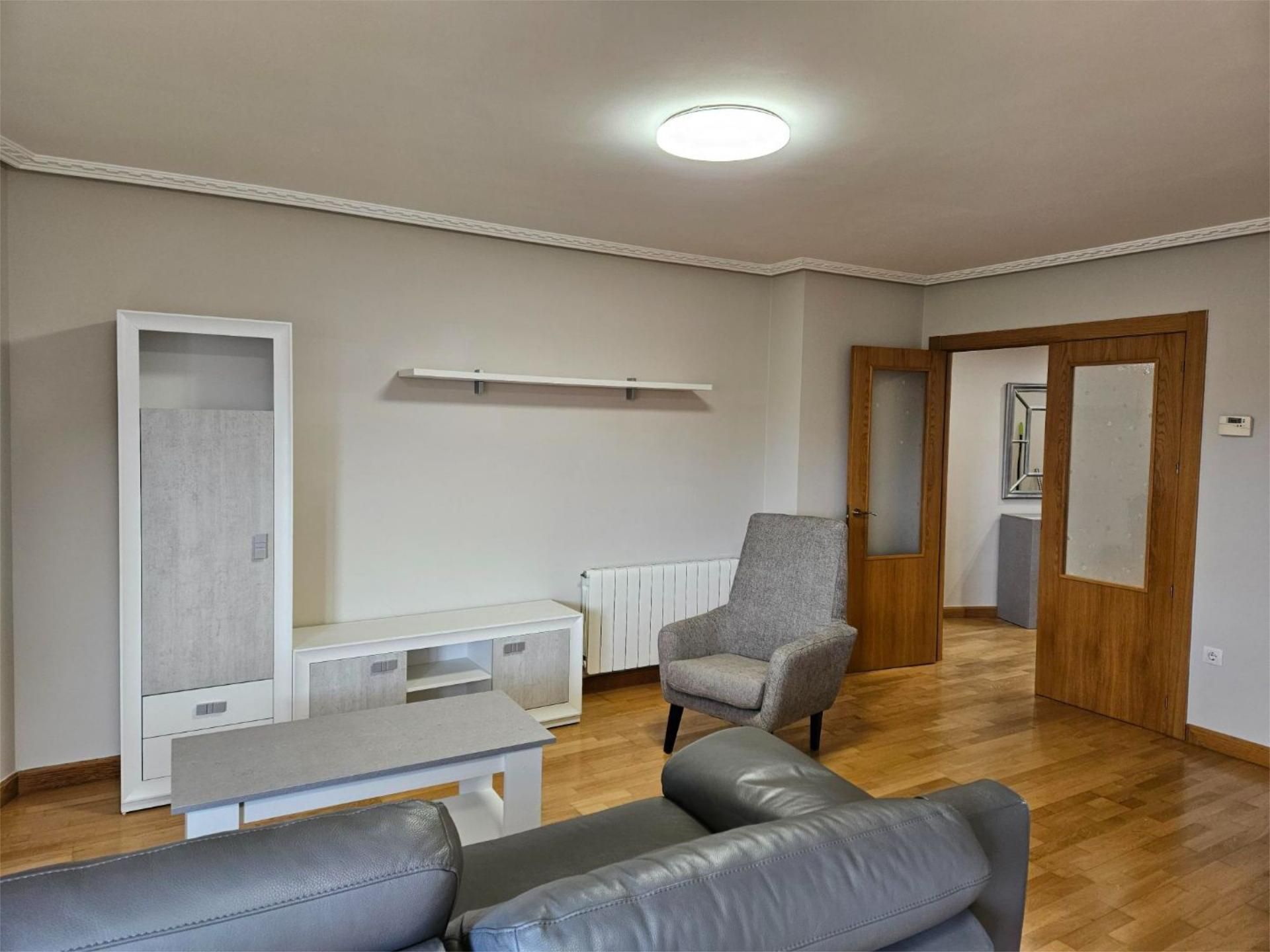 Sala d'estar de Pis de lloguer en La Bañeza  amb Calefacció, Parquet i Terrassa
