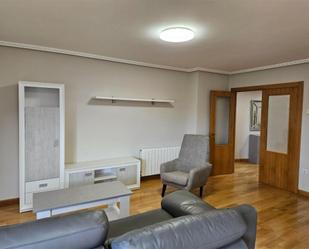 Sala d'estar de Pis de lloguer en La Bañeza  amb Calefacció, Parquet i Terrassa