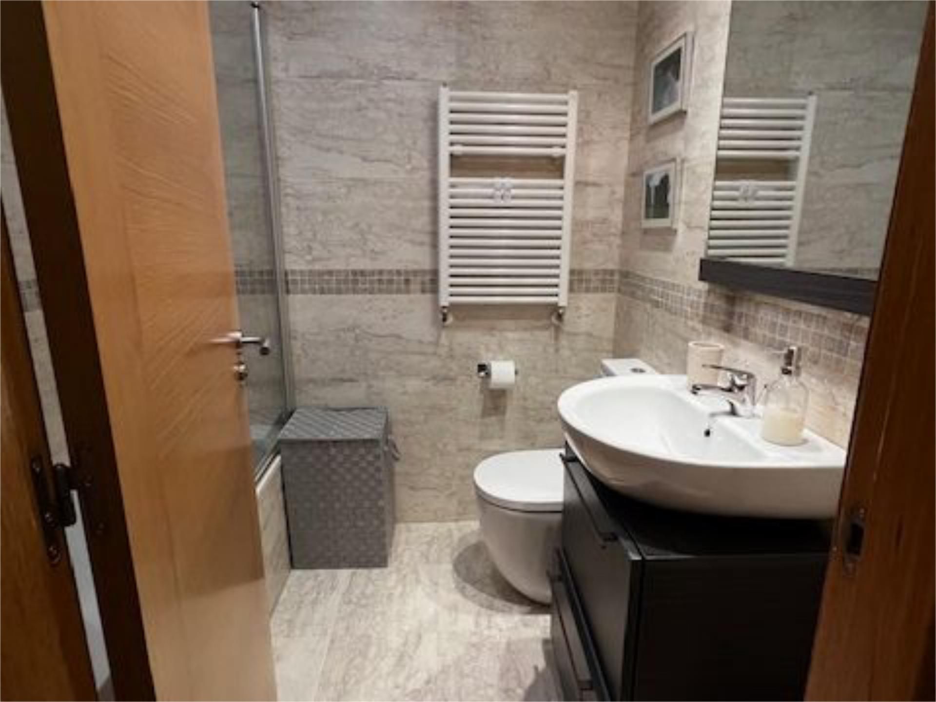 Bany de Pis de lloguer en Santiago de Compostela  amb Calefacció, Parquet i Terrassa