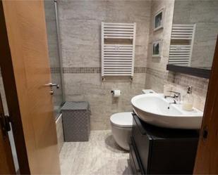 Bany de Pis de lloguer en Santiago de Compostela  amb Terrassa, Piscina i Balcó